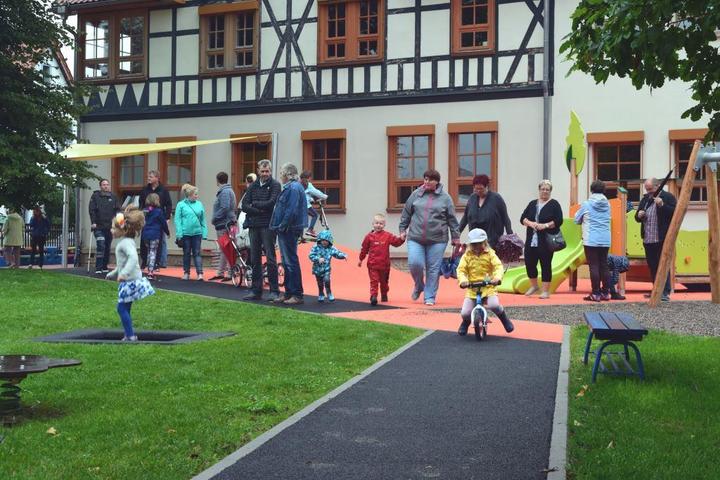 Neueröffnung des LEADER-geförderten Spielplatzes in Fambach ( Foto: RAG Henneberger Land e.V.)