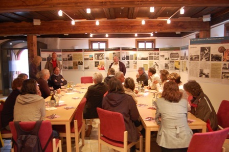 Besuch einer brandenburgischen Delegation, Bild: Vorstellung des Brandsköppshaus in Hinternah