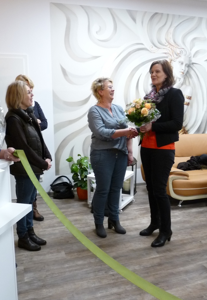 Landrätin und RAG-Vorsitzende Antje Hochwind (re.) gratuliert der Frisörmeisterin Diana Scholz (Mitte) zu ihrem neuen Salon. Mit ihr freuen sich Daniela Ott-Wippern (li.), LEADER-Managerin der RAG Kyffhäuser, und Ingrid Hintz vom ALF Gotha (im Hintergrund). (RAG Kyffhäuser)