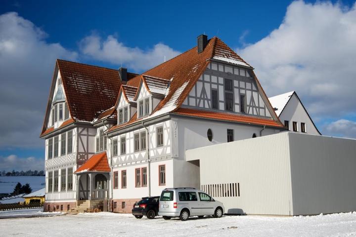 Aus dem alten Schulgebäude ist ein wahres Schmuckstück geworden.  (RAG Henneberger Land / Axel Bauer - formplus.de)