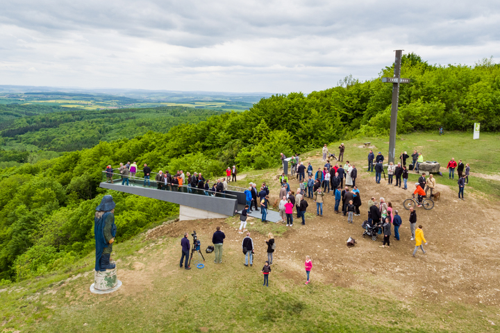 Zahlreiche Besucher kamen zur Einweihung der Aussichtsplattform Sonnenstein (Quelle: Eichsfeldwerke GmbH)