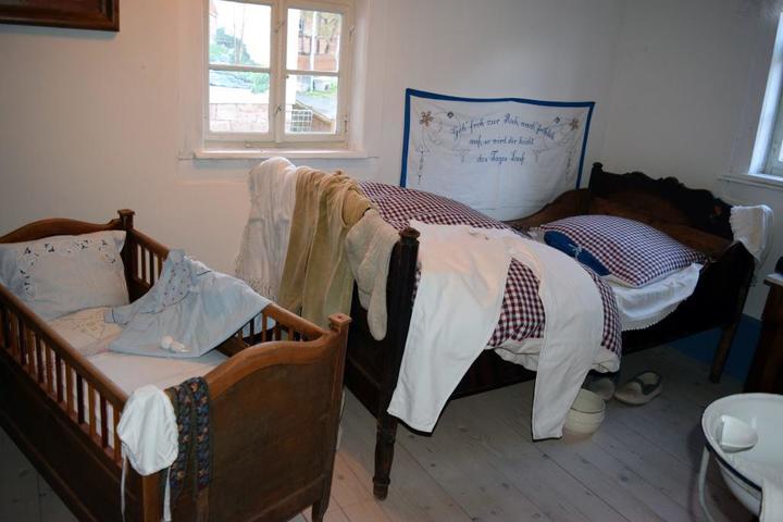 Blick in das Schlafzimmer aus Uromas Zeiten, welches im Aktivmuseum zu sehen ist.    (Foto: RAG Henneberger Land e.V.)
