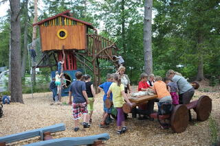 Kindergruppe auf dem Abenteuerspielplatz (Quelle: Ines Kinsky (RAG Saalfeld-Rudolstadt))