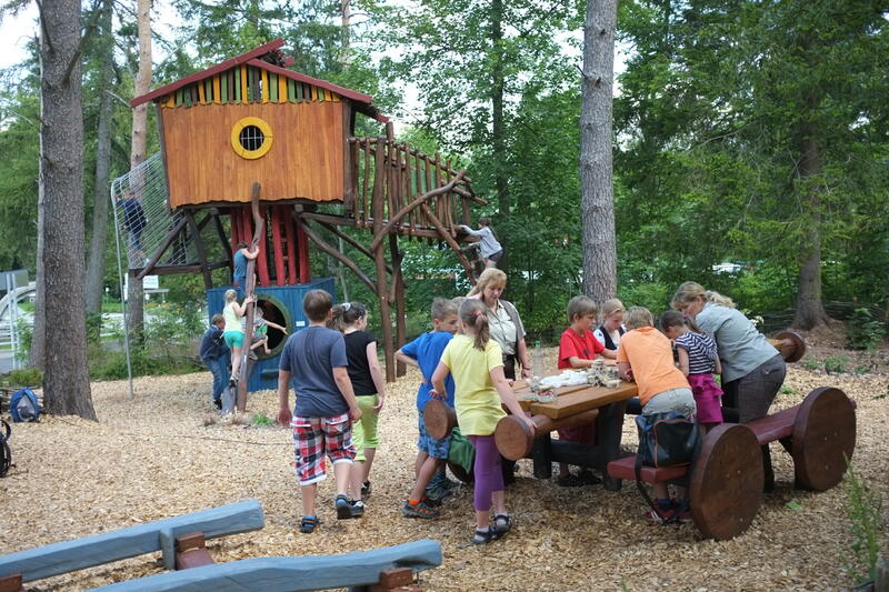 Kindergruppe auf dem Abenteuerspielplatz, Bild: Quelle: Ines Kinsky (RAG Saalfeld-Rudolstadt)