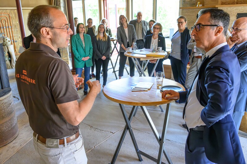 Bundeslandwirtschaftsminister Cem Özdemir beim Besuch des Lehmwerks Kleinfahner, Bild: Peter Riecke (pix1.de)